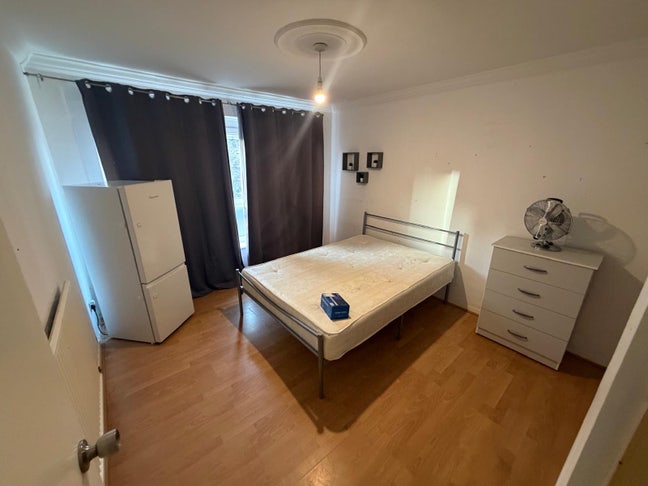 Spacious rooms located in bow church E3 3HH Main Photo