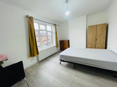 Newly Renovated Double Bedroom for Rent – Croydon  Main Photo