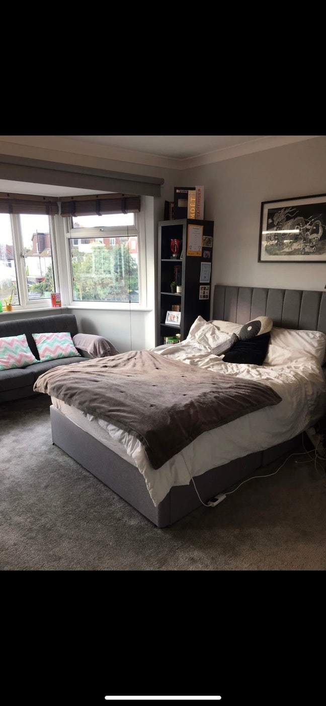 Large double bedroom with dresser area & ensuite Main Photo