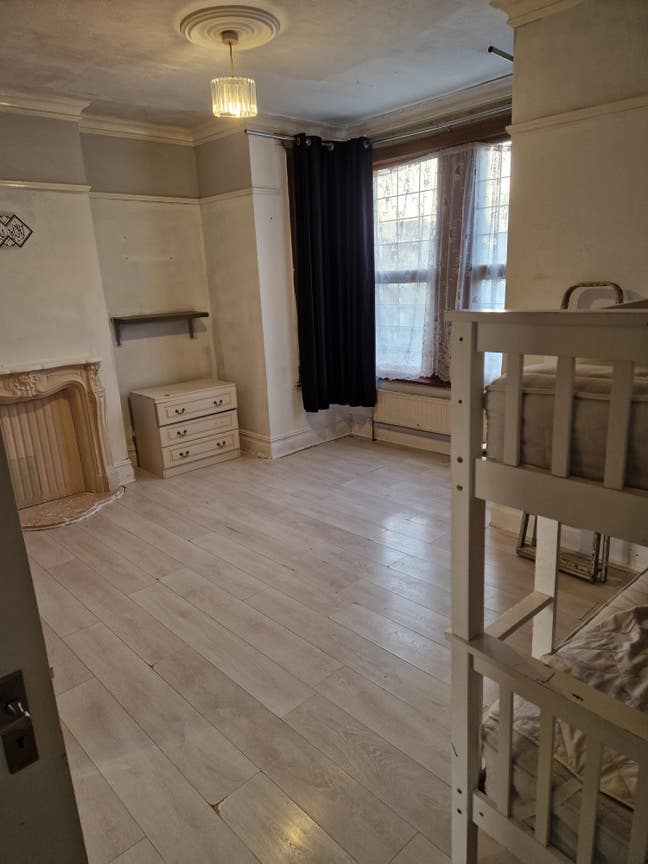 Larger than double room available for rent Main Photo