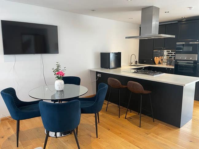 2 bed house. Free parking. 5 min walk to town  Main Photo