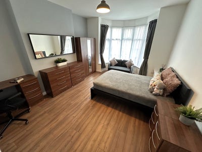 Stunning Dbl room in professional houseshare Main Photo