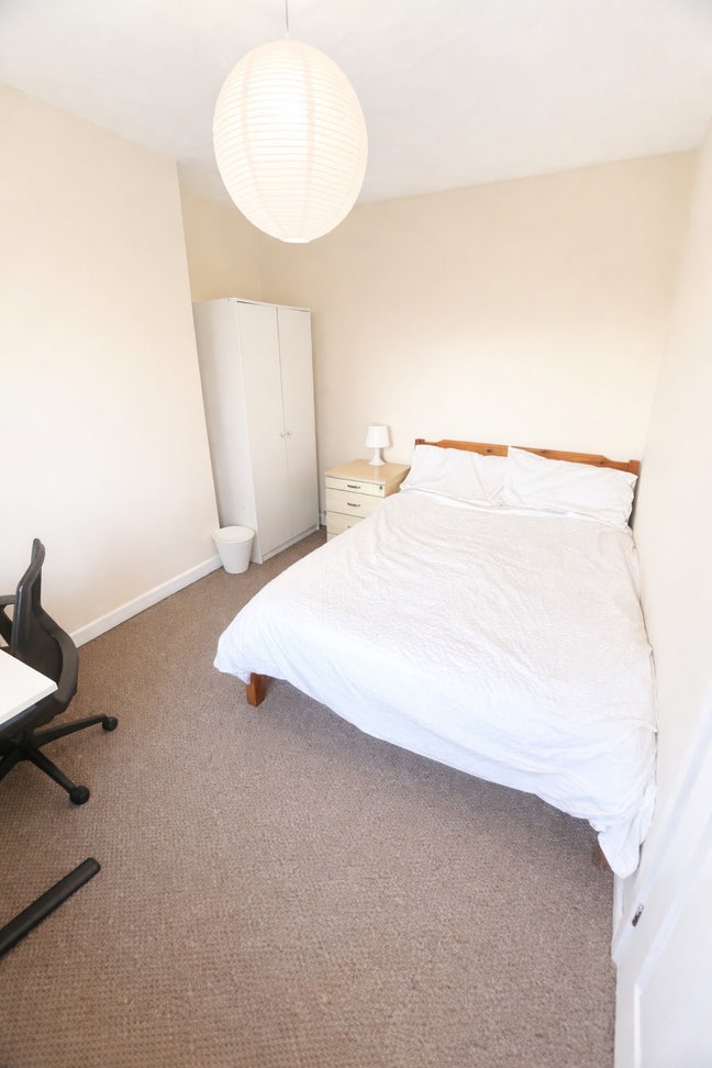 Large Double Bedroom Available  Main Photo