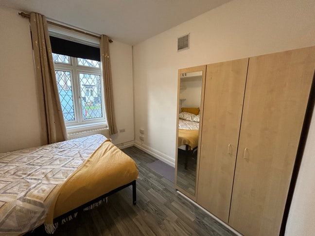 Ensuite studio with mini kitchenette Main Photo