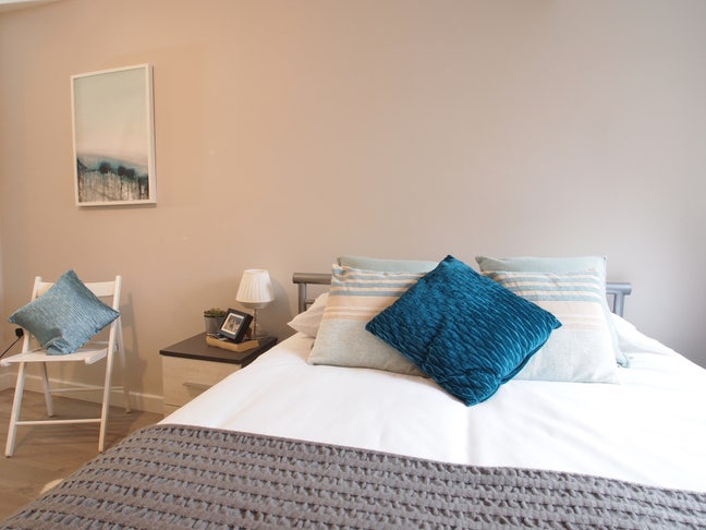 Space to Breathe:Oversized Ensuite on Ground Floor Main Photo