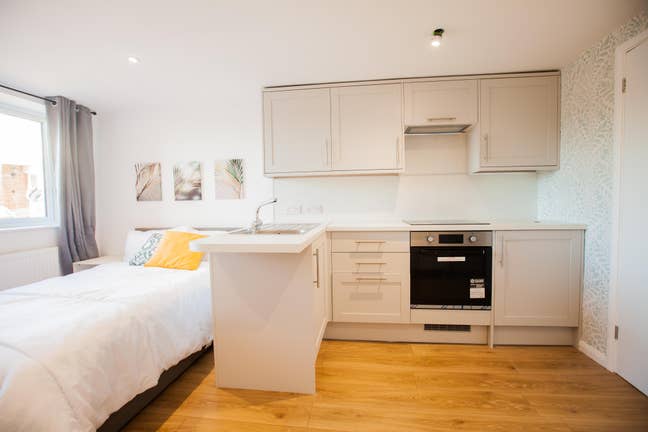 Aldershot new studio ensuite room kitchen garden Main Photo