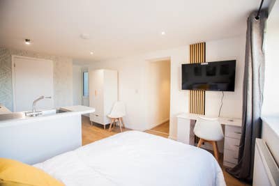 Aldershot new studio ensuite room kitchen garden Main Photo