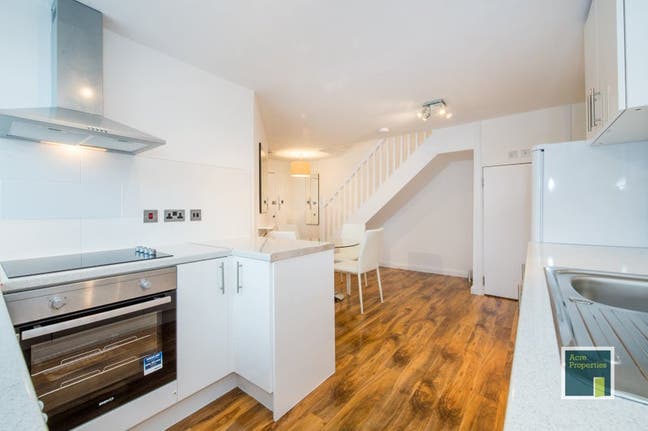 Central prof share. Dble rm. ALL bills,WiFi,TV's Main Photo