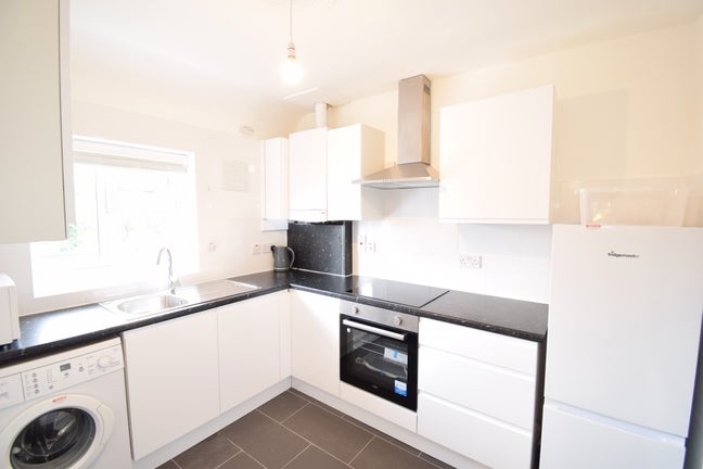 Spacious Double room- Cricklewood NW2 2RJ Main Photo