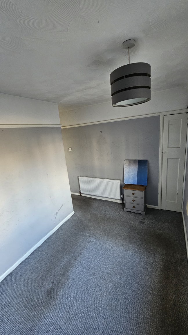 Spacious single room available near QA Main Photo