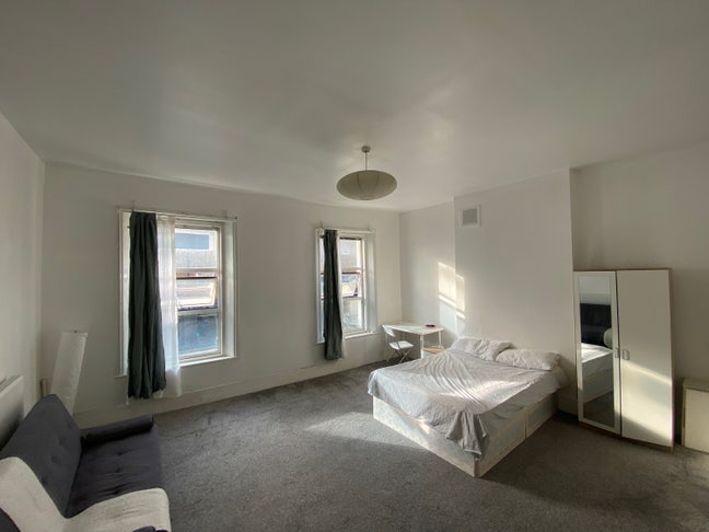 Huge bright room 10 mins from Portobello/Notting H Main Photo