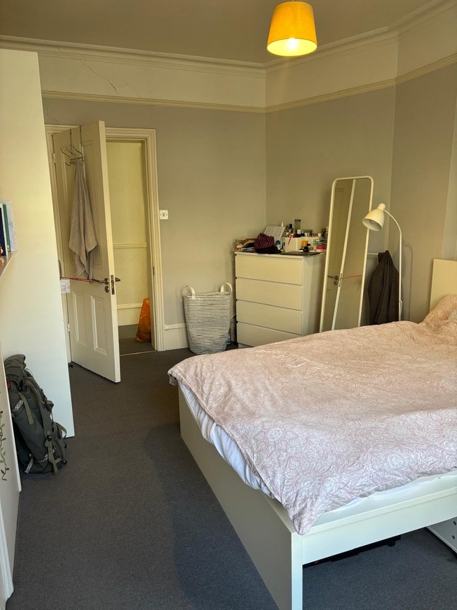 Spacious room available in Hammersmith Main Photo