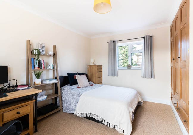 En Suite Available Now 😊 Houseshare w.Parking 🌿 Main Photo