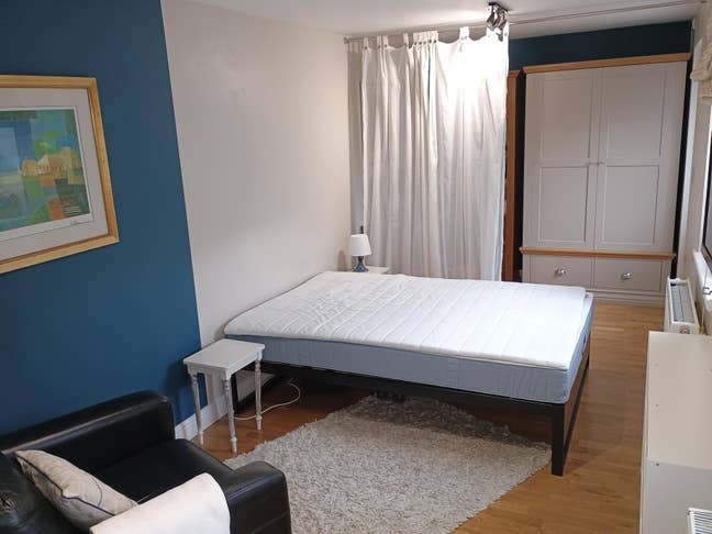 Large Double Ensuite in Private 'Wing' of House. Main Photo