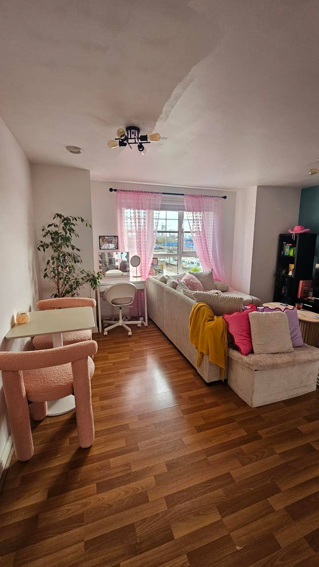 Lovely 2 Bedroom Flat in Salford | Gated Parking  Main Photo