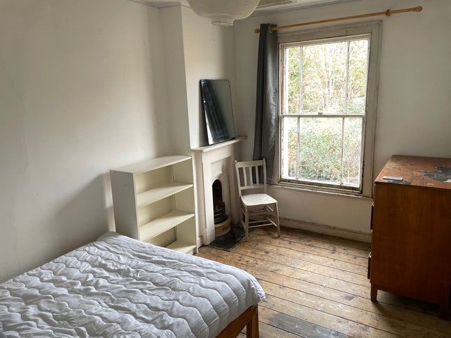 Central Room &pound;700 a month all inclusive Main Photo