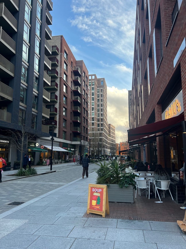 Spacious room in gorgeous E&C flat! Main Photo