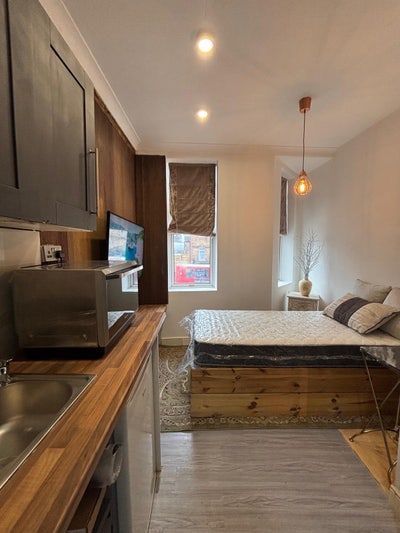 Studio in West Hendon  Main Photo