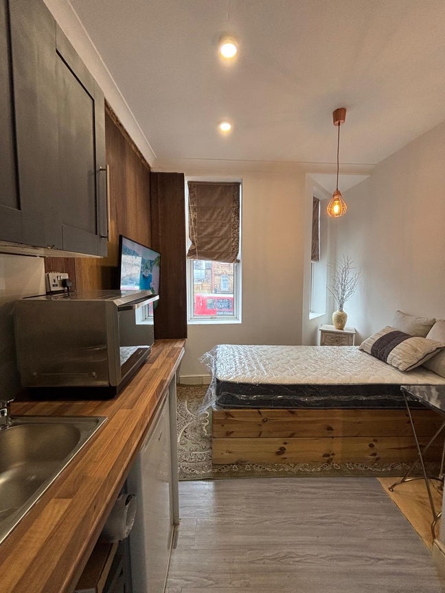 Studio in West Hendon  Main Photo