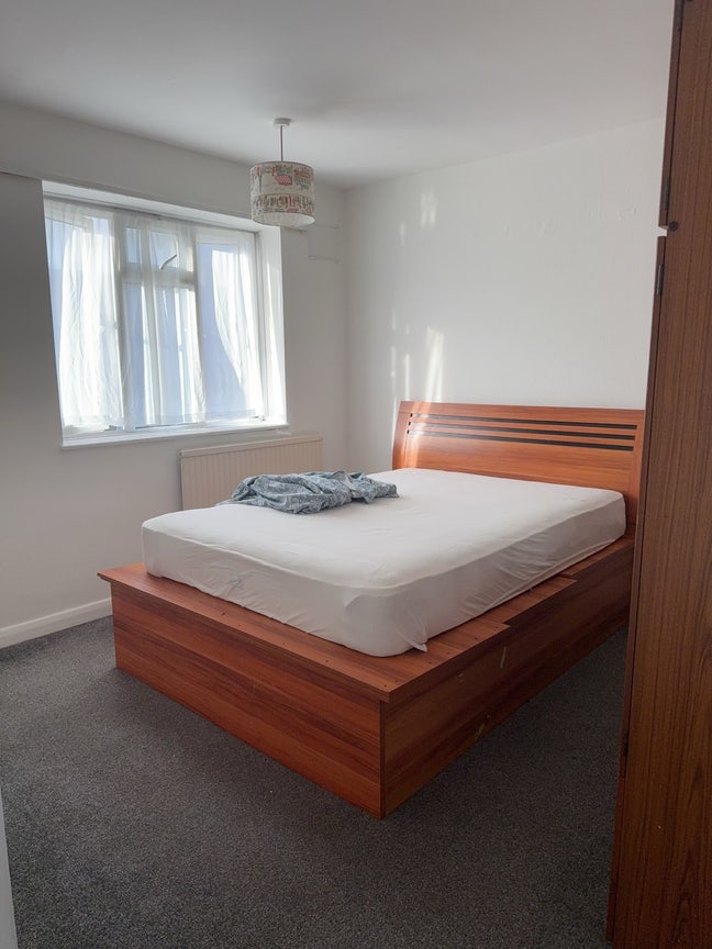 Spacious and New Double Room Dagenham Heathway Main Photo