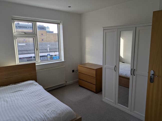 Central Wimbledon En-Suite in a 2 Bed with Parking Main Photo