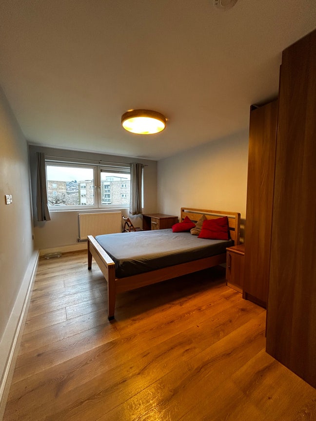 Double room in spacious 2-bedroom apartment  Main Photo