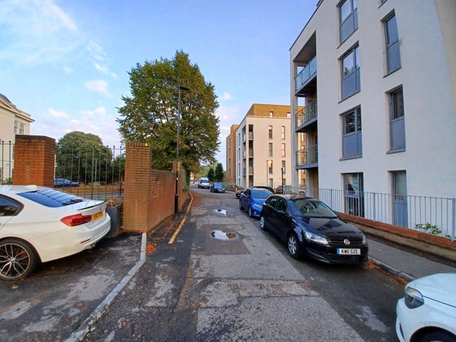 1 room double size next to Tesco Main Photo