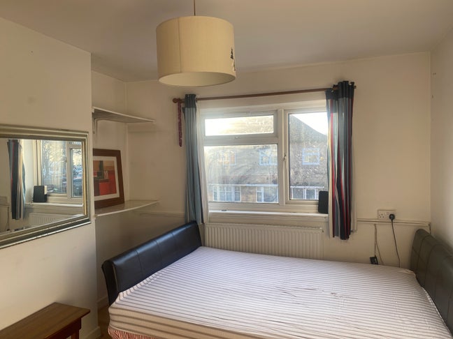 Double room available in hounslow east  Main Photo
