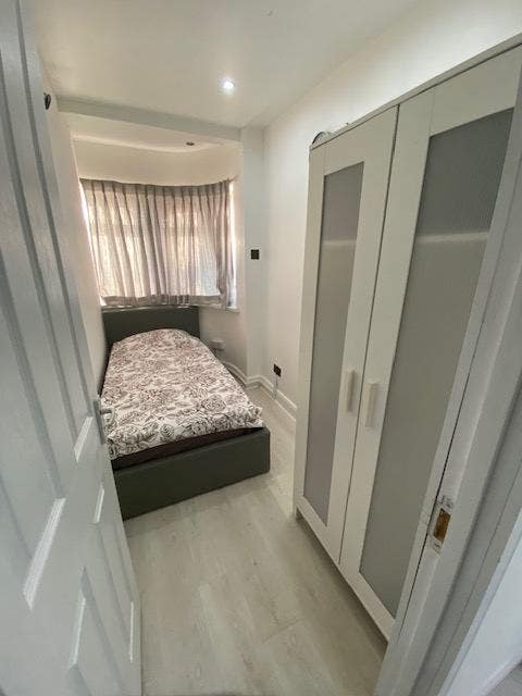 Furnished Single Room To-Let Main Photo