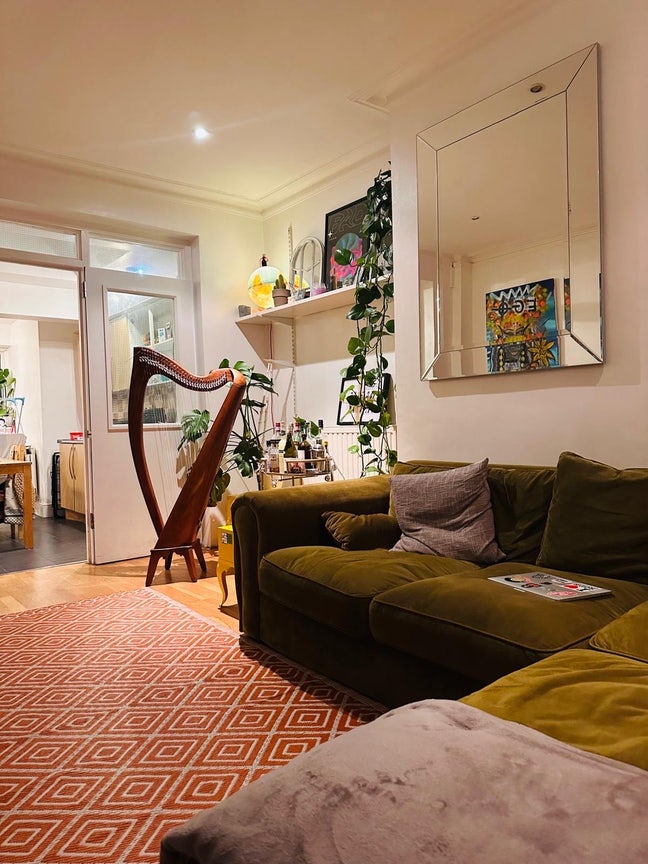 Massive double room in creative household  Main Photo