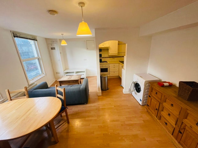 Great Location Large 2 Bed Flat Falcon Road SW11 Main Photo
