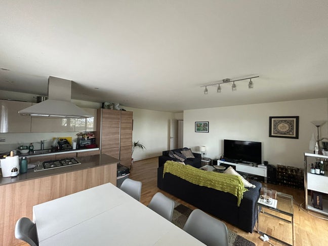 Double room available in E1 Main Photo