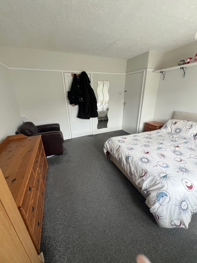 Bright cozy room for ONE MONTH 20min to Bank  Main Photo