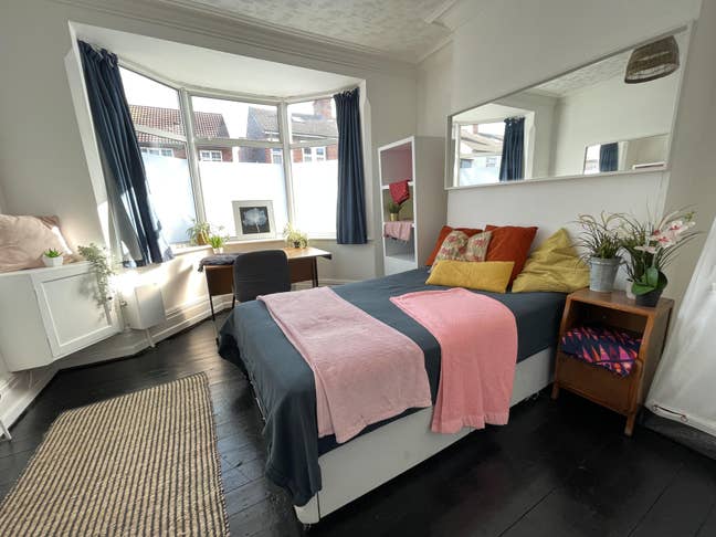 2 Fantastic Large Rooms Available.Fully inclusive Main Photo