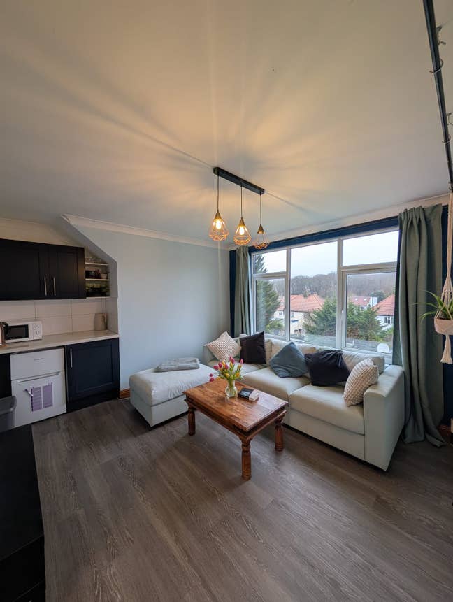 Bright & Spacious Top-Floor Suite – All Bills Inc. Main Photo