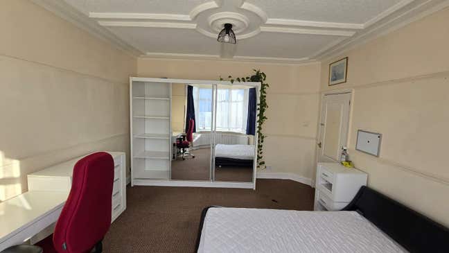 Super King Size Room (All bills included) Main Photo