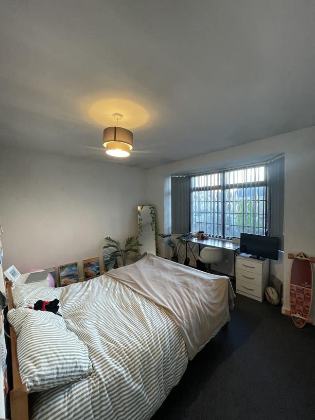 1 bedroom for rent in 3 bed house  Main Photo