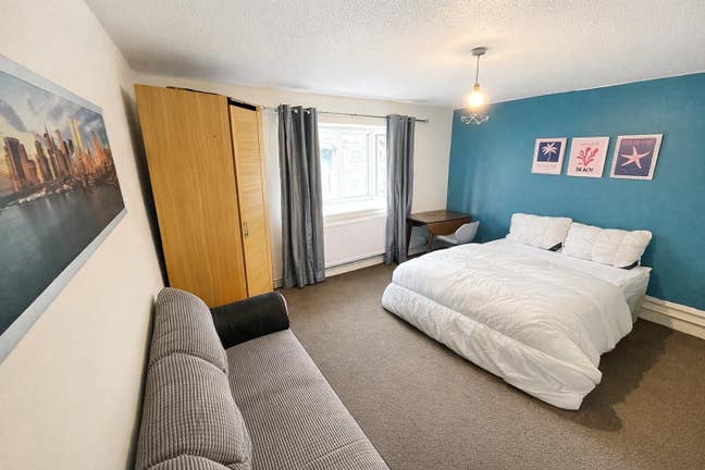 Fully Furnished Rooms in Modern Professional Flat Main Photo