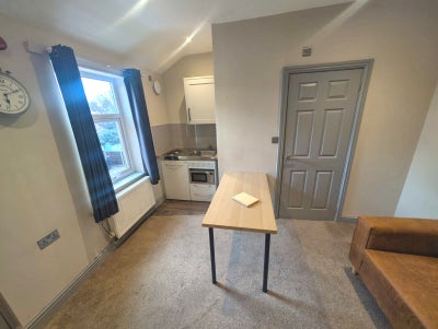 ** NEW 1 Bed Flat Near Northfield Train Station! Main Photo