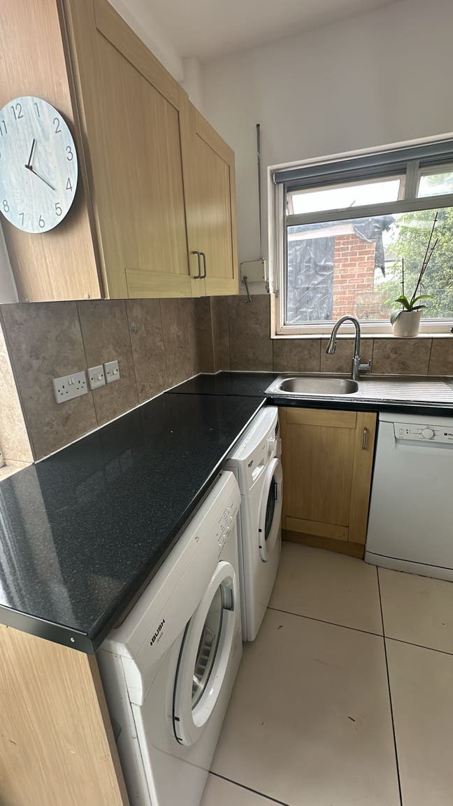 Hendon Central  Furnished Double 870,Ensuit  &pound;960 Main Photo