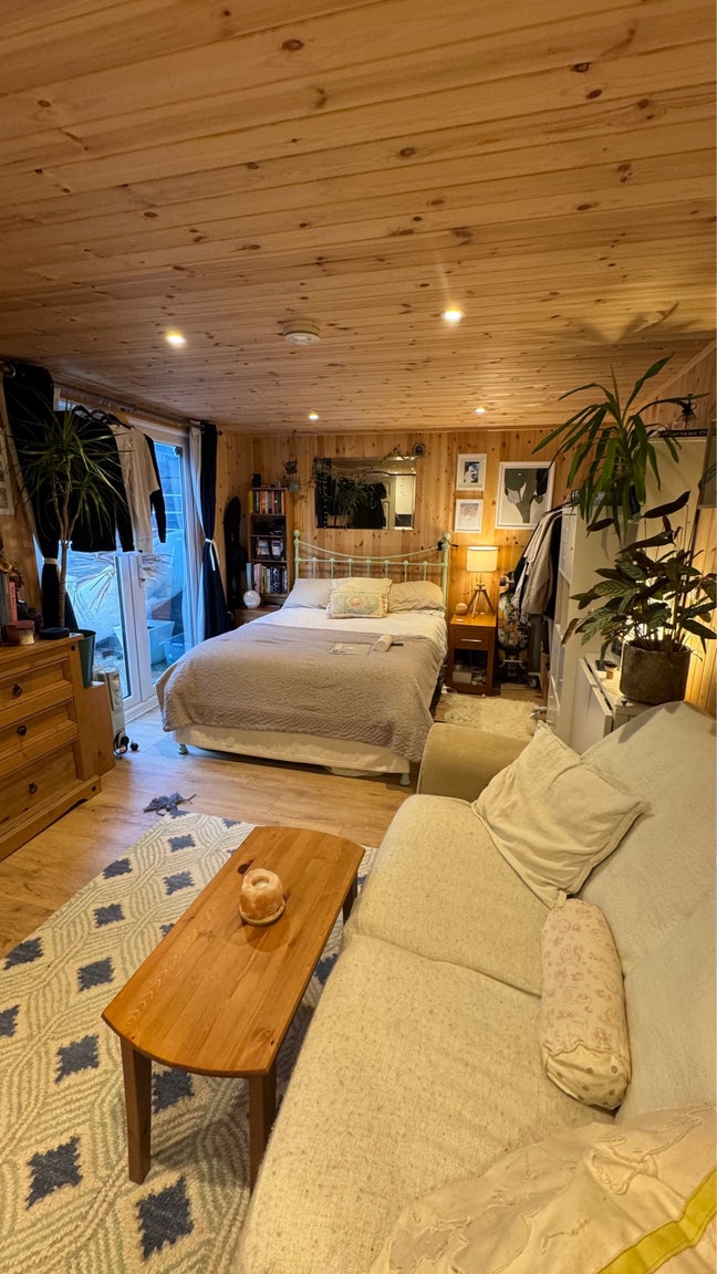 Large double studio / annex room with ensuite  Main Photo