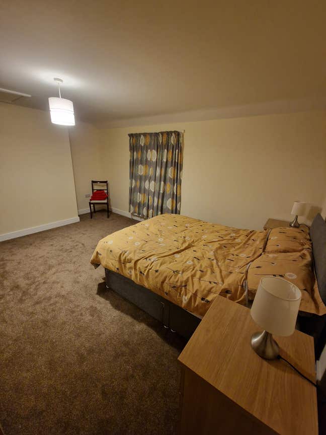 Spacious room in 3 bed house Main Photo