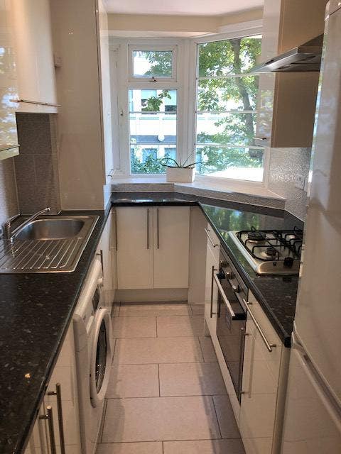 Fantastic 1 bed 1st Floor Flat Silchester Court  Main Photo