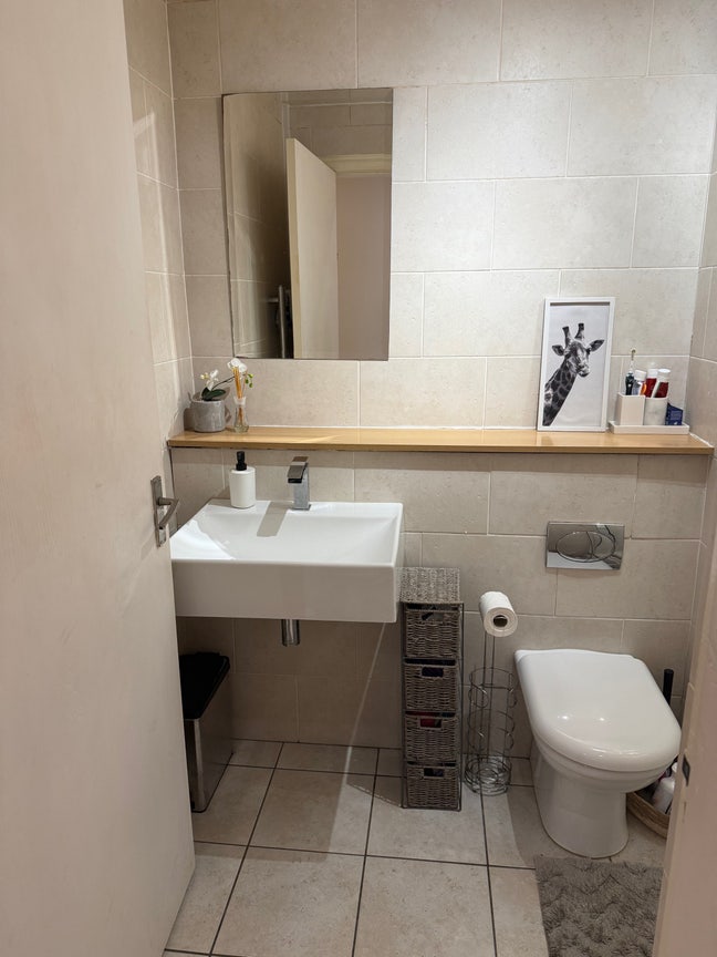 Looking for a lovely flat mate to move in with me! Main Photo