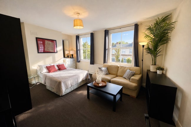 Extra Large Double Room, bills included Main Photo