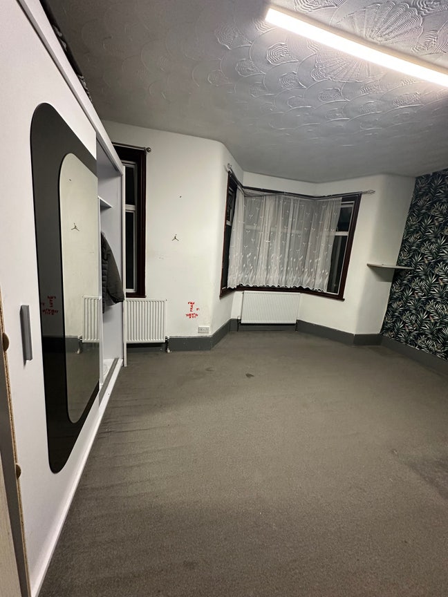 5 Bedroom House Available in Manor Park Main Photo