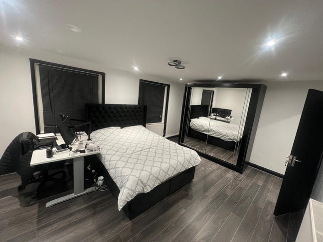 2  Exceptional Bedroom Available Near Oval Station Main Photo