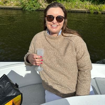 Professional female looking for room/buddy up Main Photo