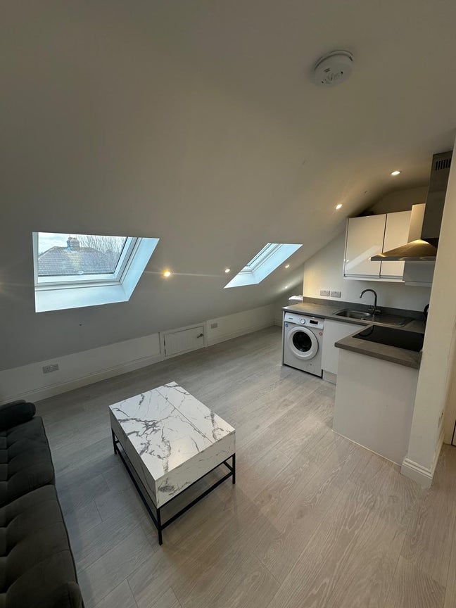 Modern Loft Studio for Rent – All Bills Included Main Photo