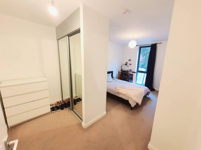 Ensuite & Balcony Rooms | Modern Flat | E1 Main Photo